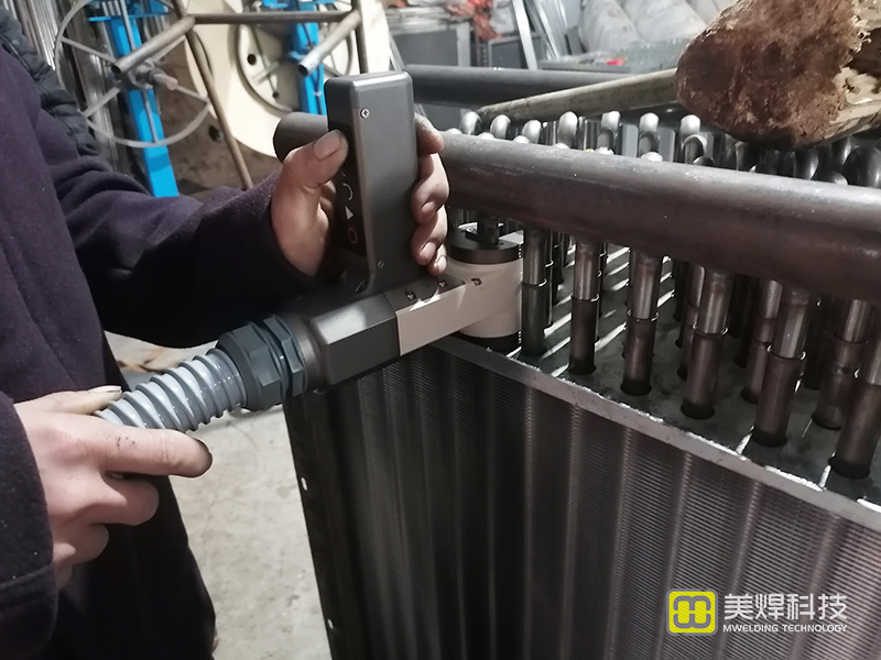 散热器、冷凝器U型管焊机,1人操作2台焊机,效率是这样干出来(图2) 集水管焊机.jpg
